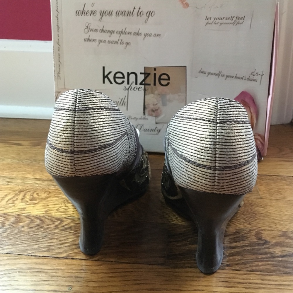 Kenzie tan velvet wedges. Comes in original box - Picture 4 of 7
